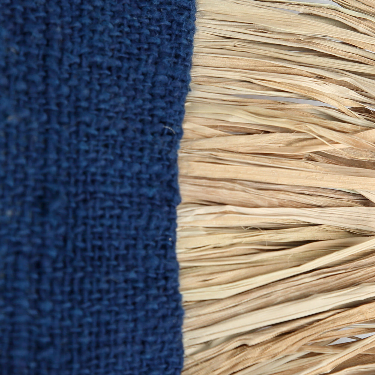 Housse de coussin bleue à frange - SAINT-TROPEZMaison Bloom Concept