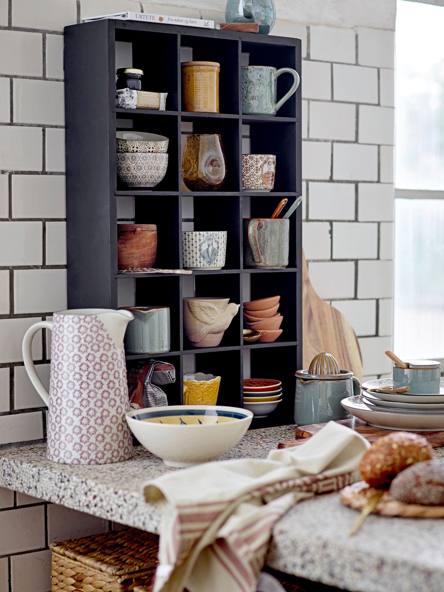Etagère à cases noire pour tasses - OLINN