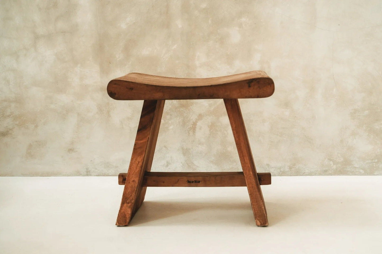 Tabouret en bois de suar - maison bloom concept