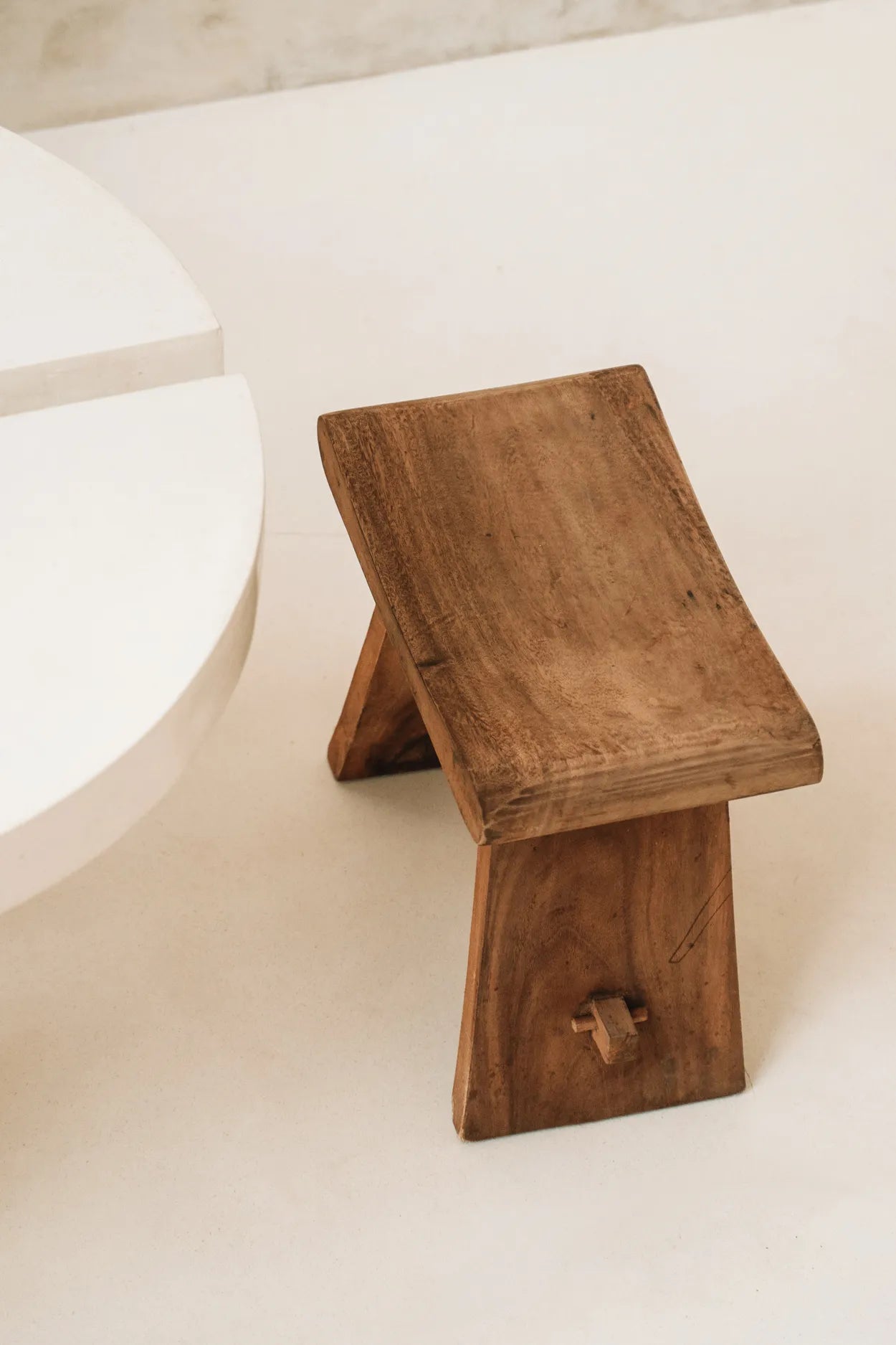 Tabouret en bois de suar - maison bloom concept