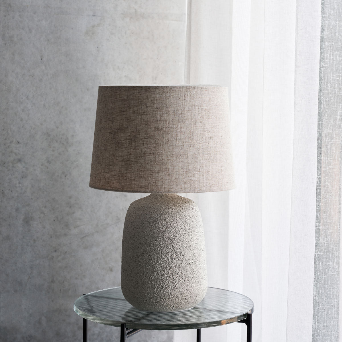 Lampe de table en grès avec abat-jour beige - TANAMaison Bloom Concept 